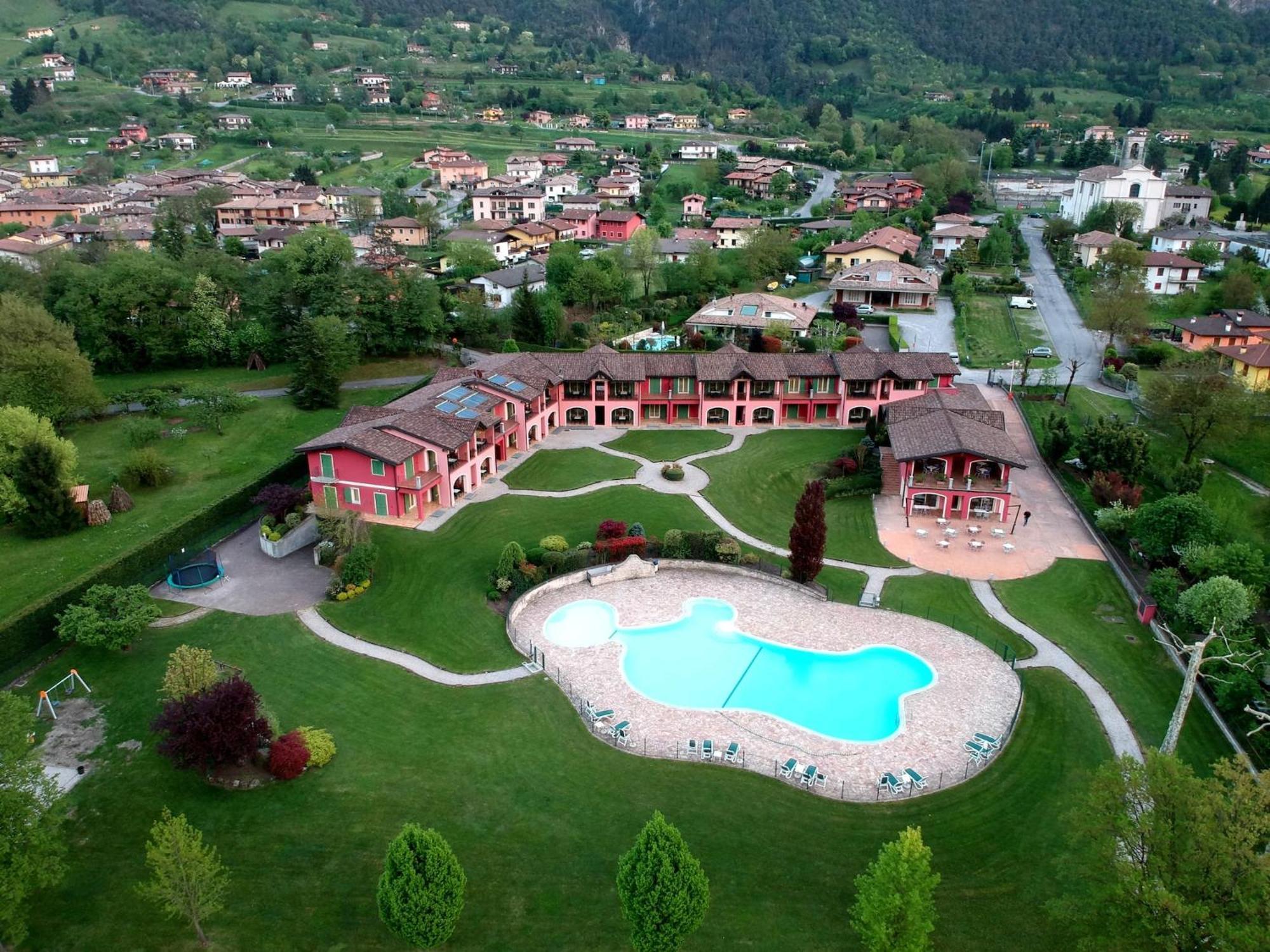 Spacious Apartment In Idro With Shared Pool كْروني المظهر الخارجي الصورة